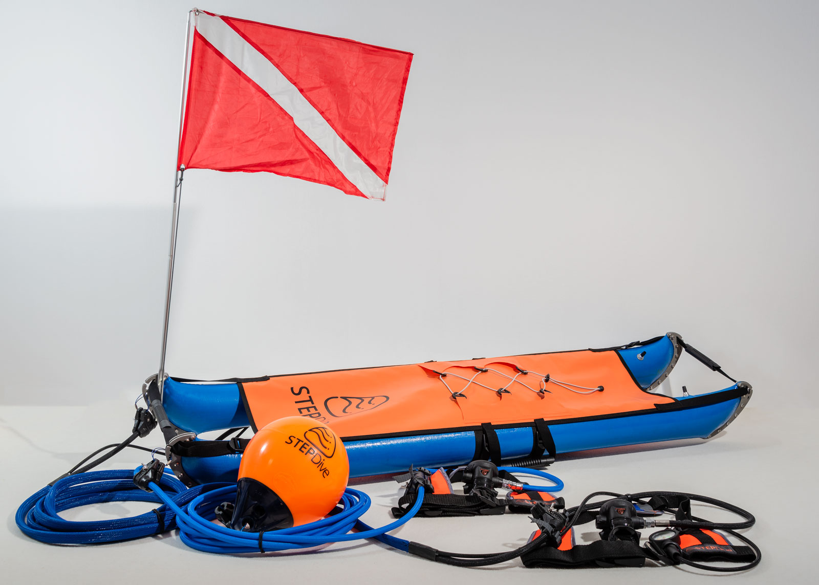 step_dive_2diver_red_flag_underwater_gauge_1600x1143